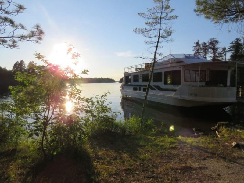 Rainy Lake Houseboats